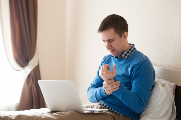 businessman-with-wrist-pain_1218-385